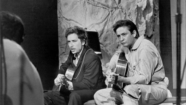 Dylan actúa junto al cantante de country Johnny Cash en el programa de Cash en Nashville, Tennessee, en 1969. Michael Ochs Archives / Getty Images