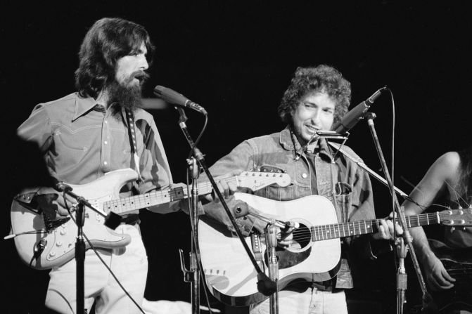Dylan actúa con el ex Beatle George Harrison en el Concierto de Harrison por Bangladesh en 1971. Bill Ray / The LIFE Picture Collection / Getty Images