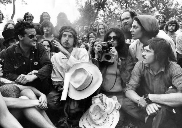 Dylan habla en el Mariposa Folk Festival en la Isla Olímpica de Toronto en 1972. Keith Beaty / Toronto Star / Getty Images