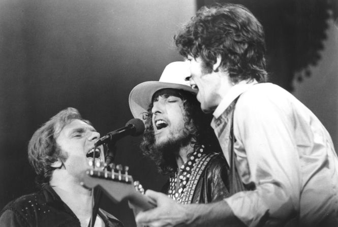 Dylan, en el centro, actúa con Van Morrison, a la izquierda, y Robbie Robertson de The Band en un concierto en San Francisco en 1976. Michael Ochs Archives / Getty Images