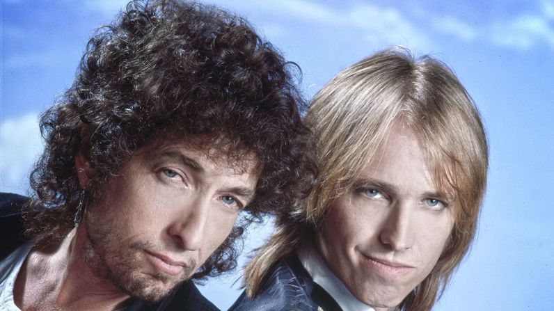 Dylan y Tom Petty posan para un retrato alrededor de 1986. Hicieron una gira juntos ese año. Aaron Rapoport / Corbis / Getty Images
