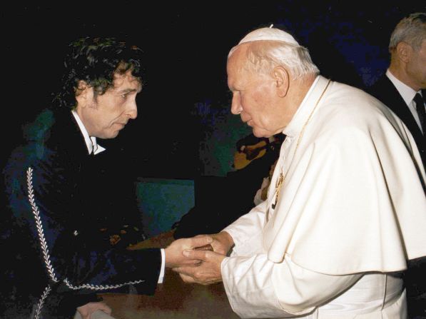 El papa Juan Pablo II saluda a Dylan, quien actuó en un concierto en honor del pontífice en Bolonia, Italia, en 1997. Arturo Mari / AP