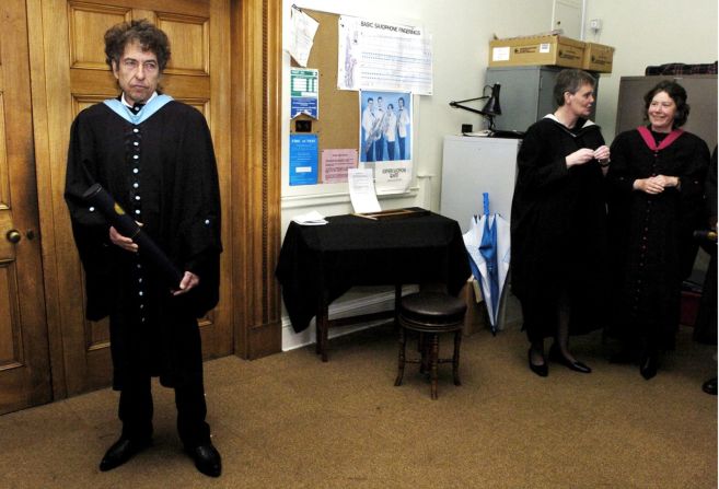Dylan es visto en la Universidad de St. Andrews en Escocia, donde recibió un título honorífico en 2004. ROTA / Camera Press / Redux