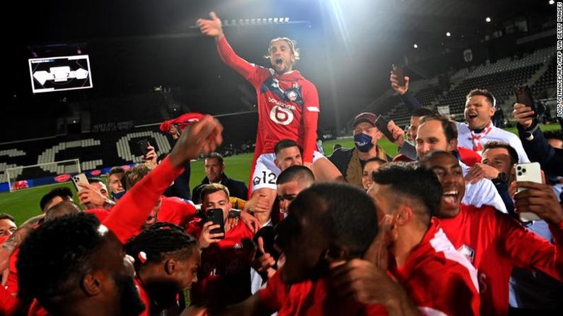 Los jugadores del Lille celebran el campeonato de la liga en Francia tras ganarle al Angers.