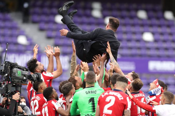 El Atlético de Madrid lanza por los aires a su entrenador, Diego "Cholo" Simeone, luego de quedar campeón.