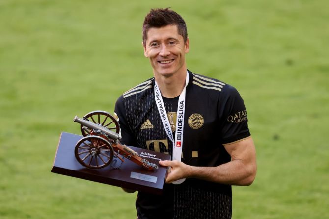 El delantero Robert Lewandowski ganó el trofeo al máximo goleador de la liga alemana de fútbol. El polaco anotó 41 goles, con lo que también batió el récord de 40 anotaciones en una sola temporada de Gerd Müller.