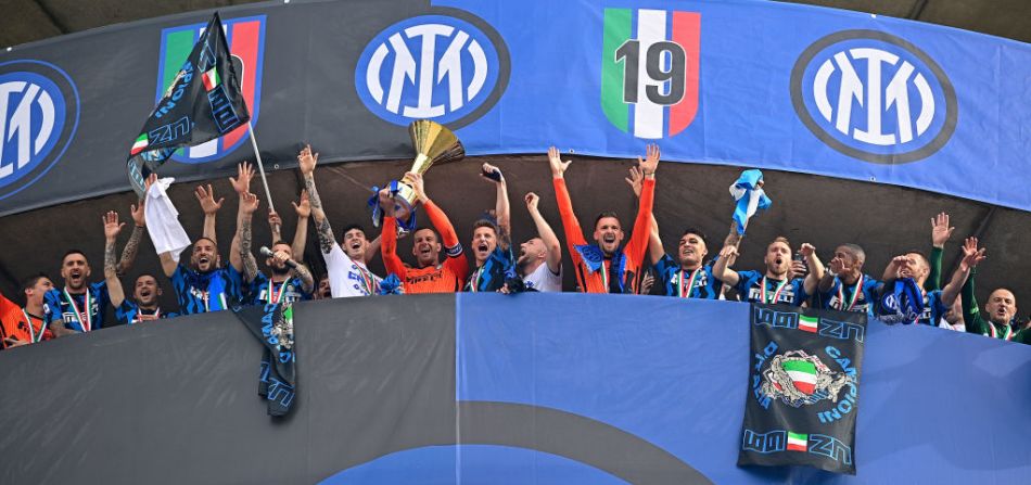 El Inter de Milán celebra el campeonato frente a aficionados que se reunieron afuera del Estadio Giuseppe Meazza.