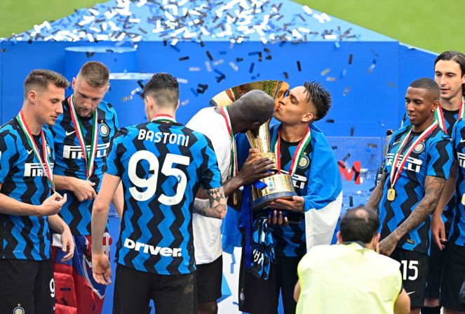 Los delanteros Romelu Lukaku y Lautaro Martínez besan el trofeo de campeonato de la Serie A, de Italia.