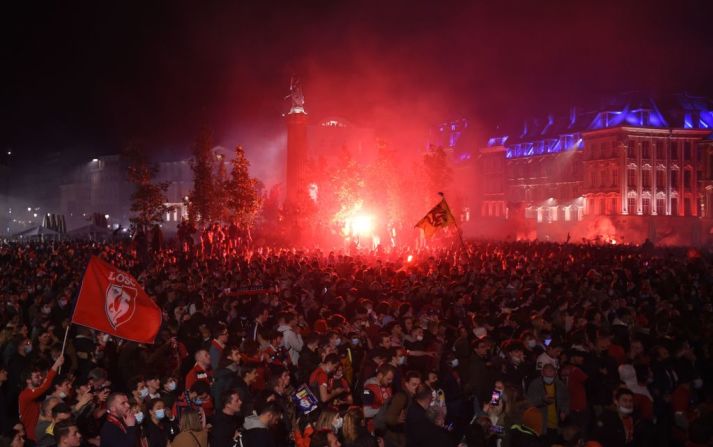 Aficionados festejan el primer título del Lille en 10 años.