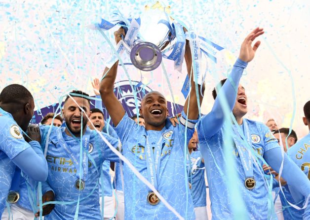 El capitán del Manchester City, Fernandinho, levanta el trofeo de la Premier League.