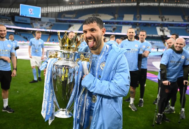 El delantero argentino Sergio "Kun" Agüero, máximo anotador histórico del City, levanta su último título con el club inglés.