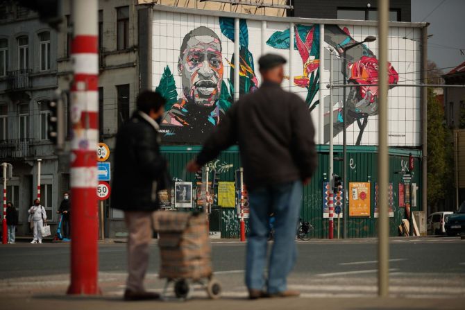 Un mural de Floyd se ve en el centro de Bruselas, Bélgica, el 21 de abril.
