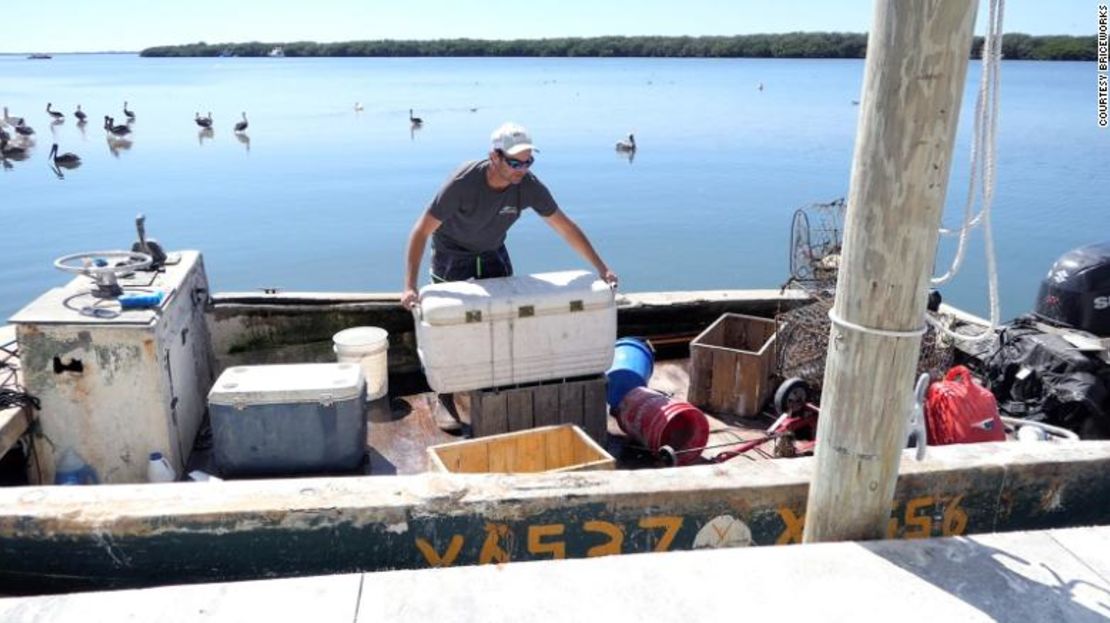 El hombre que aparece en la foto con la nevera en el barco es Jacob Reeder. La foto fue tomada en Cortez, en los muelles de AP Bell Fish Co., la empresa que posee Karen Bell.