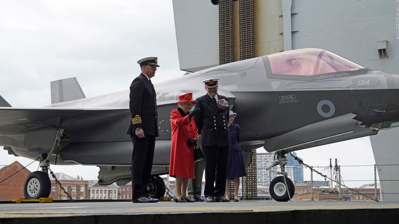 CNNE 1001133 - reina isabel ii visita buque mas grande del reino unido