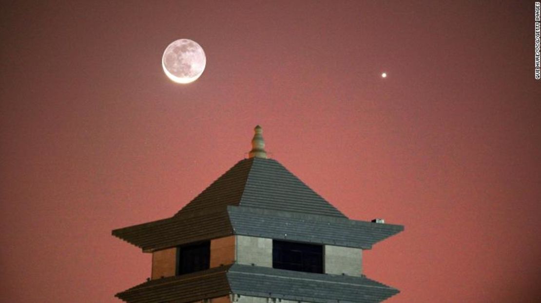 Venus aparece en el cielo nocturno cerca de una luna creciente el 13 de noviembre de 2020, en Korla, Región Autónoma Uygur de Xinjiang de China.