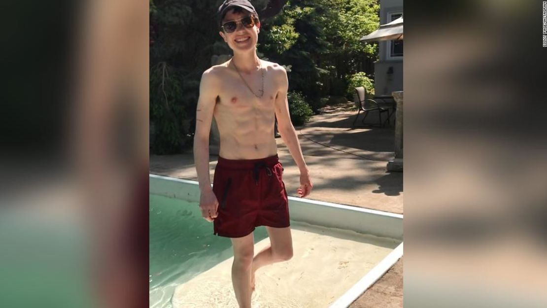 El actor publicó una foto sin camiseta pasando un momento de alegría junto a la piscina, con el título: "El primer traje de baño de Trans bb"