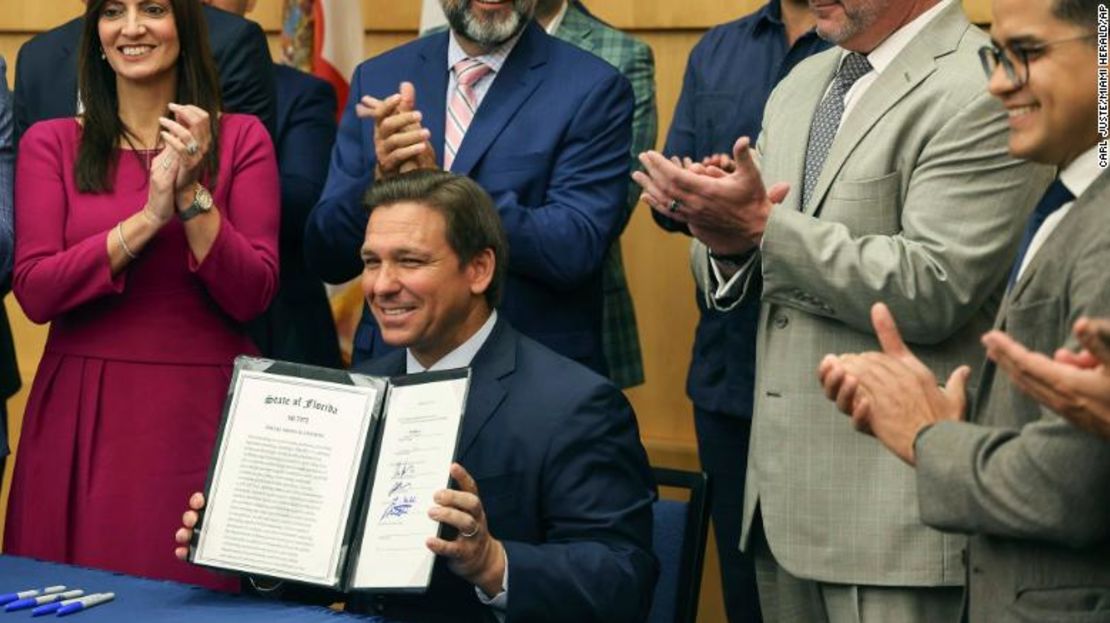 El gobernador de Florida, Ron DeSantis, sostiene la legislación firmada que busca castigar a las plataformas de medios sociales que eliminan las ideas conservadoras de sus sitios, dentro del edificio MARC de la Universidad Internacional de Florida, en Miami, el lunes 24 de mayo de 2021.