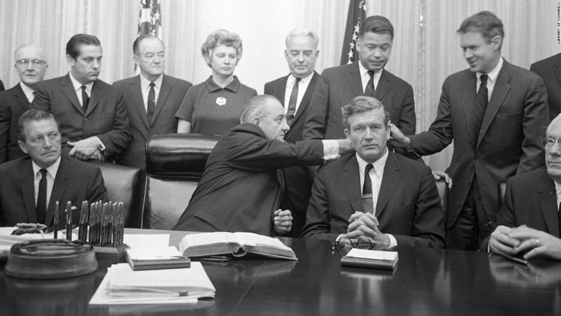 El presidente Lyndon B. Johnson con algunos miembros de la Comisión Consultiva Nacional sobre Desórdenes Civiles (Comisión Kerner) en la Sala del Gabinete de la Casa Blanca el 29 de julio de 1967.