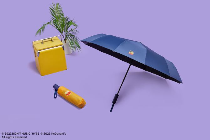 Dentro de la mercancía destacada un paraguas con un diseño que semeja las papitas fritas de McDonalds.