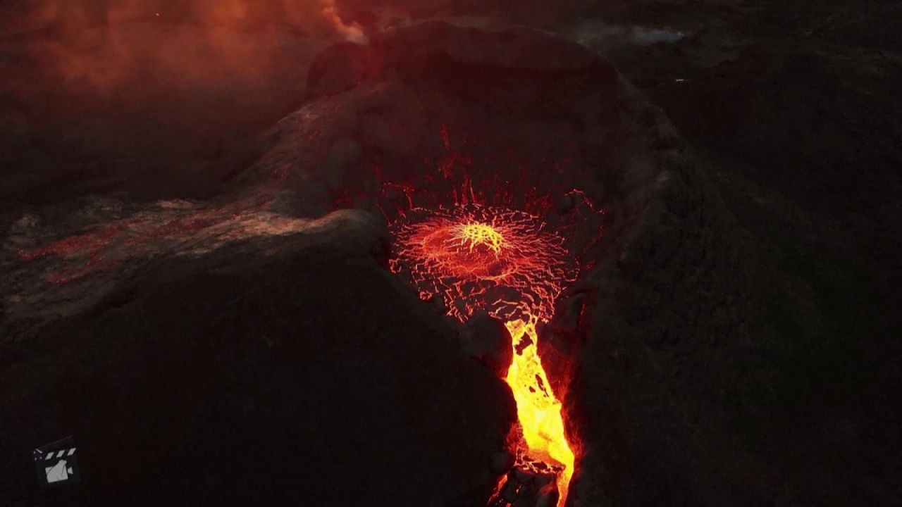 CNNE 1002213 - lava de un volcan en islandia vista desde el aire