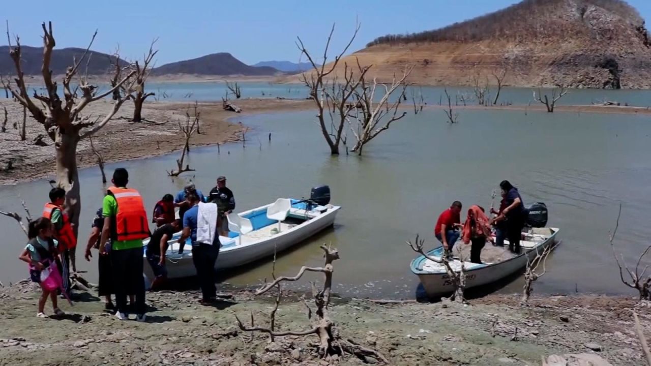 CNNE 1002297 - el panteon que la sequia en mexico dejo al descubierto