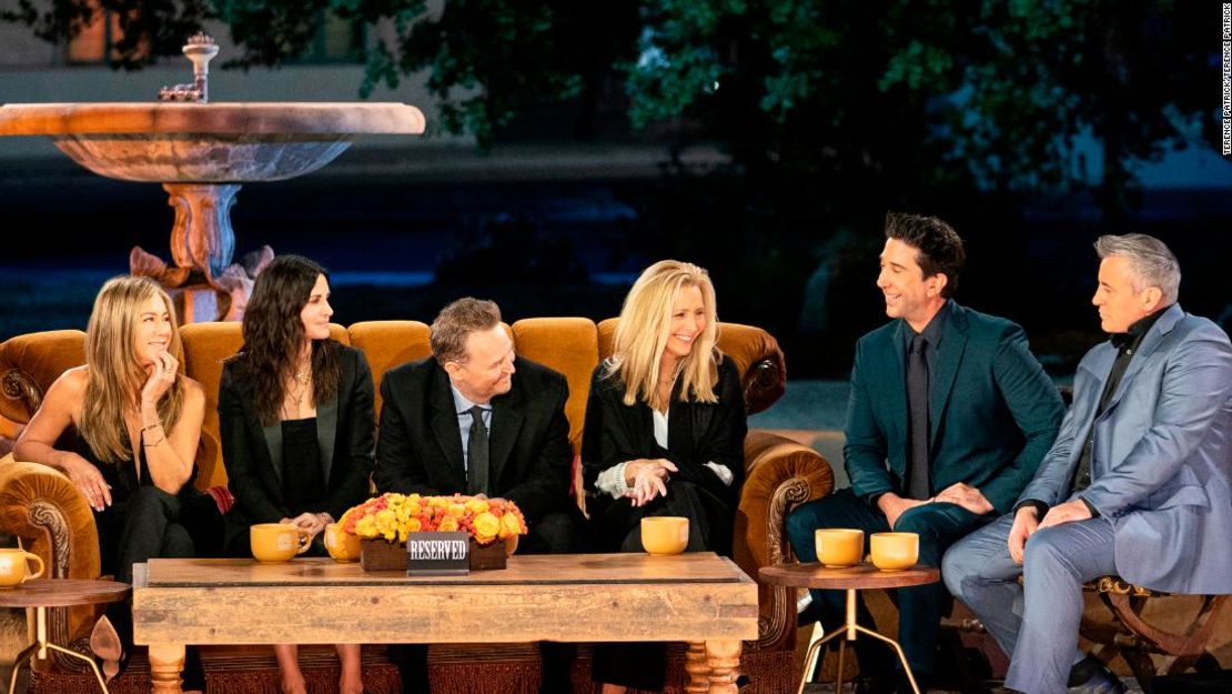 El elenco se reúne en un lugar familiar para 'Friends: The Reunion' (Terence Patrick).