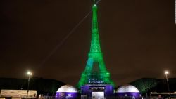 CNNE 1002416 - la torre eiffel se ilumina de verde para campana ecologica