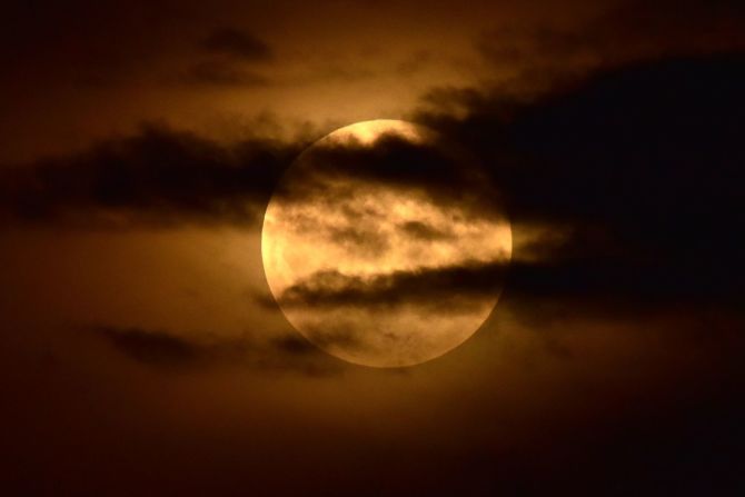 El eclipse se observa desde el distrito de Nagaon en India. Anuwar Ali Hazarika / Barcroft Media / Getty Images