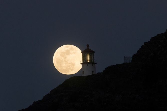 La luna se eleva sobre el faro de Makapuu en Honolulu. Marco García / Reuters