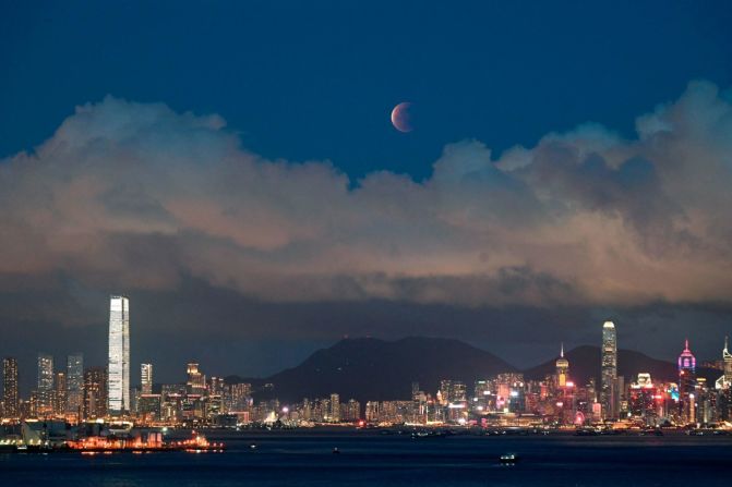 La luna se eleva sobre el puerto de Victoria en Hong Kong. Kin Cheung / AP