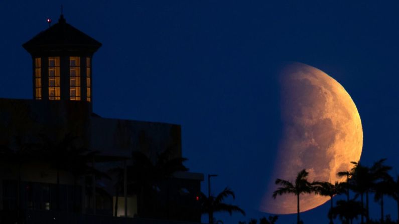 La luna en eclipse parcial se pone sobre West Palm Beach, Florida. Lannis Waters // palmbeachpost.com / USA Today Network / Reuters