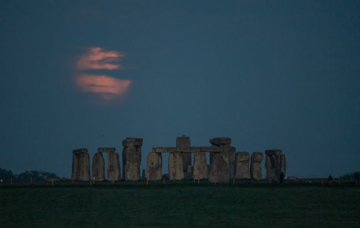 La luna se pone sobre Stonehenge en Amesbury, Inglaterra. Finnbarr Webster / Getty Images
