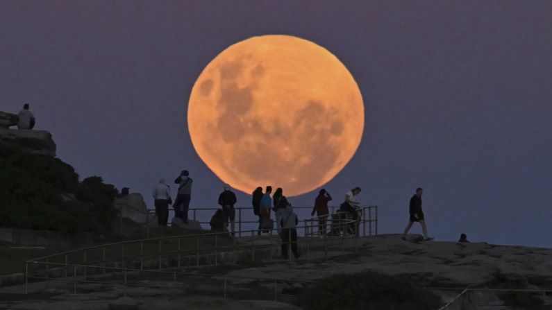 La gente ve salir la luna sobre la playa Bondi de Sydney. Steven Saphore / Agencia Anadolu / Getty Images