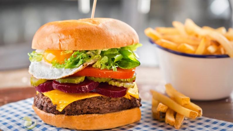 Hamburguesa con el lote: el favorito de Australia es una hamburguesa con huevo frito, piña, tocino y una rebanada gruesa de remolacha encurtida enlatada. Shutterstock
