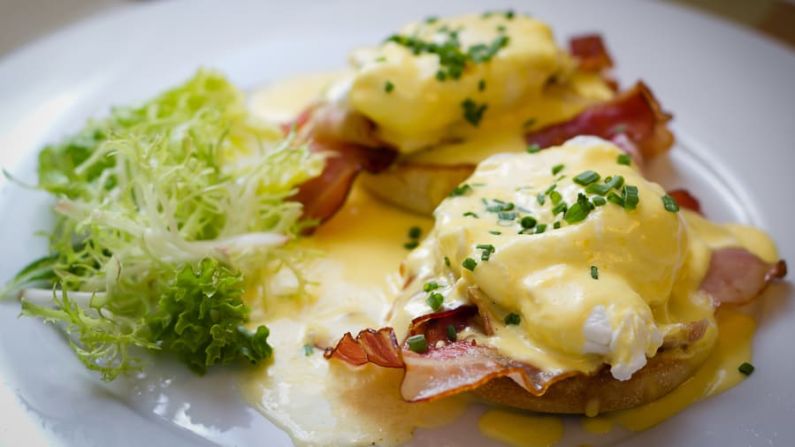 Huevos benedictinos: El escritor de comida Michael Ruhlman dice sobre el alimento básico del brunch estadounidense: "Camarero, me gustaría un huevo, con mantequilla y más huevo encima, por favor". Shutterstock