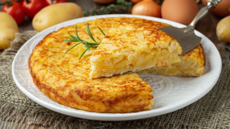 Tortilla Española: Disfrutado como tapa, este brebaje de huevo y patata también se conoce como tortilla española. Shutterstock