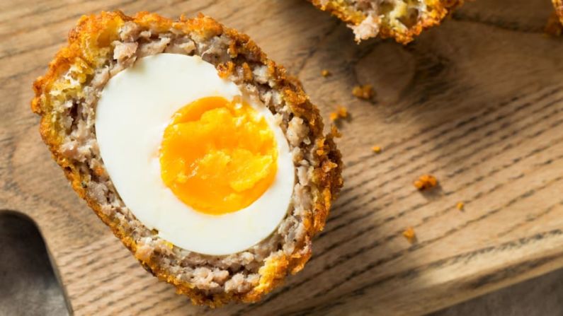 Huevo escocés: que data de 1738, este manjar de huevo frito del Reino Unido probablemente se inspiró en un plato indio similar. Shutterstock