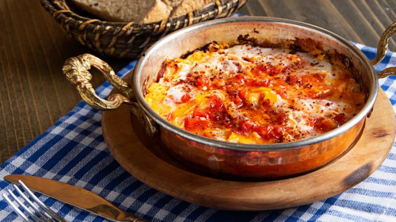 Menemen: un plato de desayuno popular en Turquía, a menudo se sirve con yogur y pan plano o pan crujiente. Shutterstock