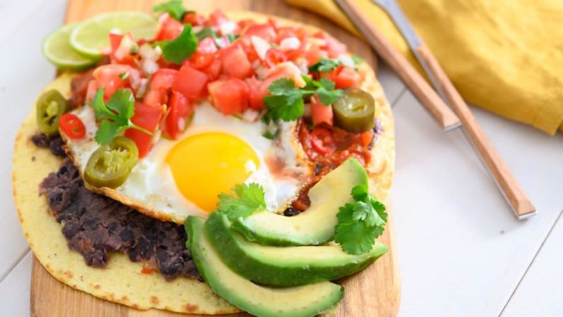 Huevos rancheros: este clásico desayuno mexicano es una combinación abundante de huevos, tortillas, frijoles refritos, queso y salsa. Shutterstock