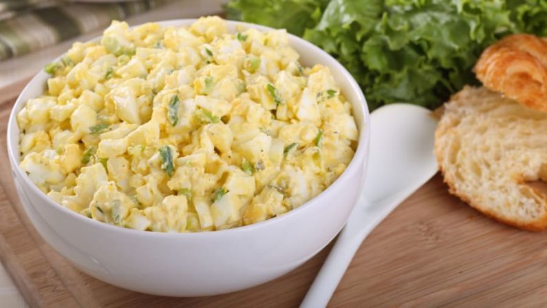 Ensalada de huevo: un alimento básico a la hora del almuerzo (o en cualquier momento), la ensalada de huevo se originó en Francia y ahora es omnipresente en EE.UU. Shutterstock