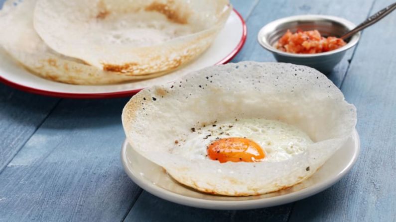 Hopper: este alimento básico de Sri Lanka se parece un poco a una crepe, hecha con harina de arroz fermentada y servida con leche de coco, especias y, para obtener el máximo sabor, un huevo. Shutterstock