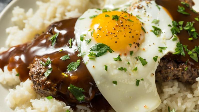 Loco moco: una monstruosa mezcla hawaiana de arroz al vapor, una hamburguesa y un huevo frito, todo cubierto con salsa. Shutterstock