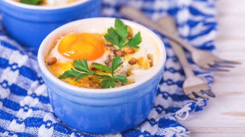 Huevos en cocotte: llamado así por el pequeño ramiken que los franceses usan para hacer sus huevos al vapor. Shutterstock