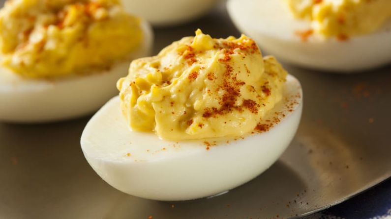 Huevos rellenos: un aperitivo adictivo que elimina (luego reemplaza) y condimenta la yema con mayonesa y pimienta de cayena. Shutterstock