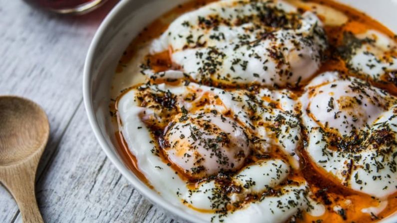 Çilbir: Otro plato turco, este consiste en huevos escalfados en (o posados sobre) yogur, cubiertos con mantequilla de Alepo. Shutterstock