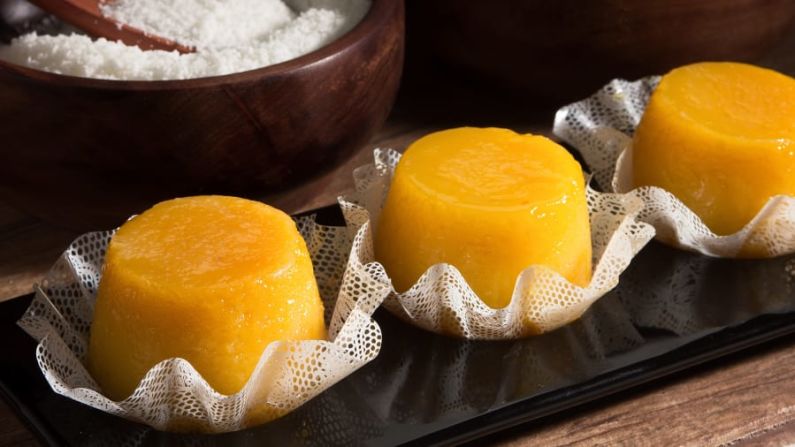 Quindim: Popular en Brasil, este postre está hecho de azúcar, yemas de huevo y coco molido. Shutterstock
