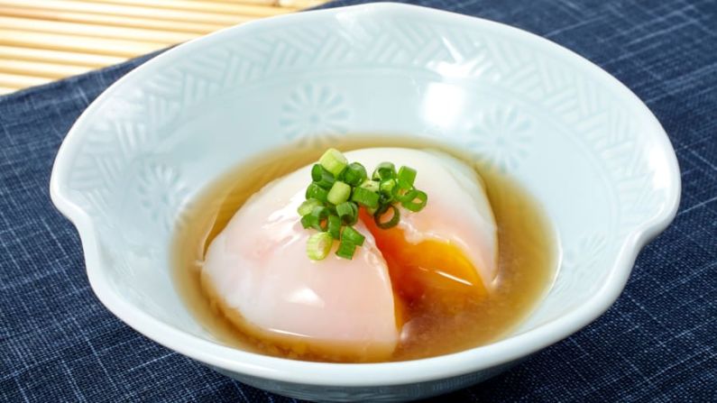 Onsen tamago: Cuando un huevo se toma un baño japonés, el resultado es sedoso y cremoso, para disfrutarlo solo, con caldo de soya-dashi o como parte de otro platillo como el ramen. Shutterstock