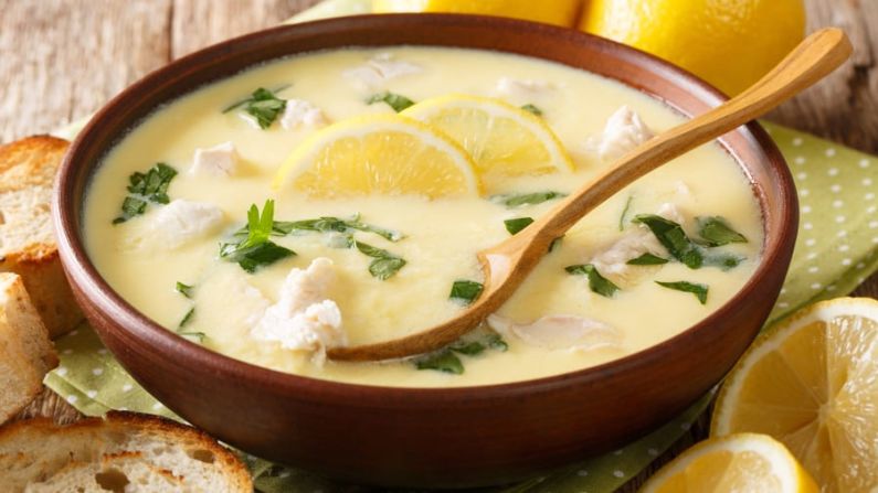 Avgolemono: Si bien hoy en día es más conocido como un plato griego, esta sopa espesa tiene raíces tanto ibéricas como judías. Shutterstock