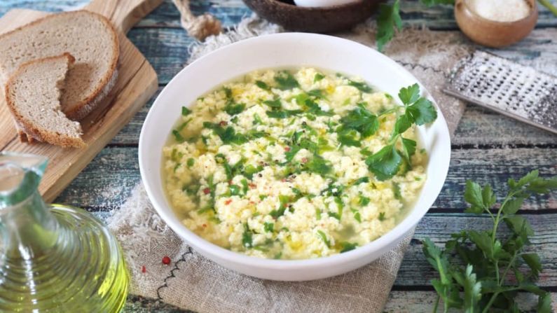 Stracciatella: una sopa romana hecha al batir queso (como Parmigiano-Reggiano) en caldo de pollo y luego agregar huevos. Shutterstock