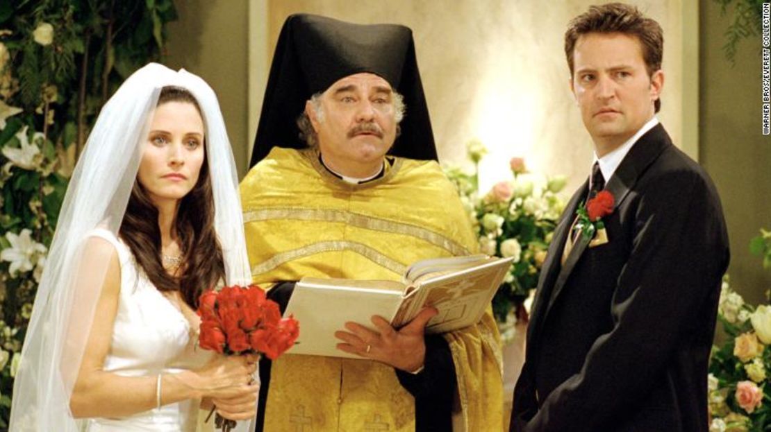 Courteney Cox y Matthew Perry durante la boda de Monica y Chandler en la séptima temporada de 'Friends'.